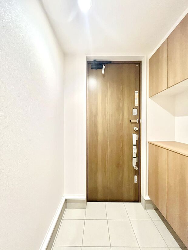 【玄関】明るい玄関はお客様をお出迎えするのにぴったりです!