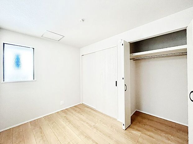 【子供部屋】お子さまのお部屋としても!衣類の整理整頓に便利なクローゼット付きの洋室。