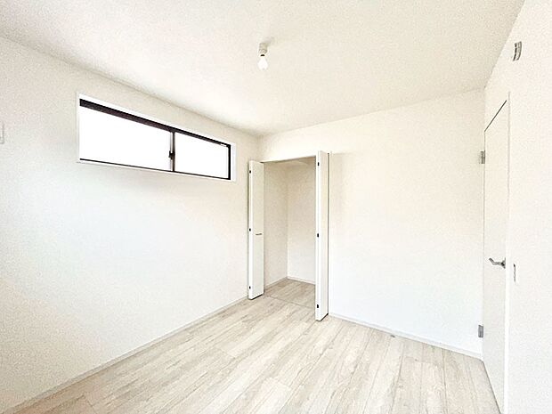 【子供部屋】お子さまのお部屋としても!衣類の整理整頓に便利なクローゼット付きの洋室。