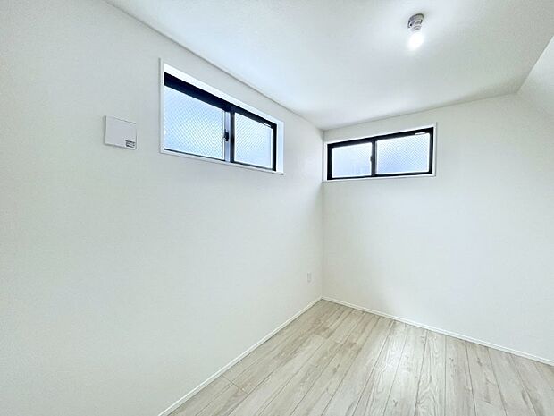 【洋室】爽やかな日差しがお部屋全体を優しく包み込んでくれます