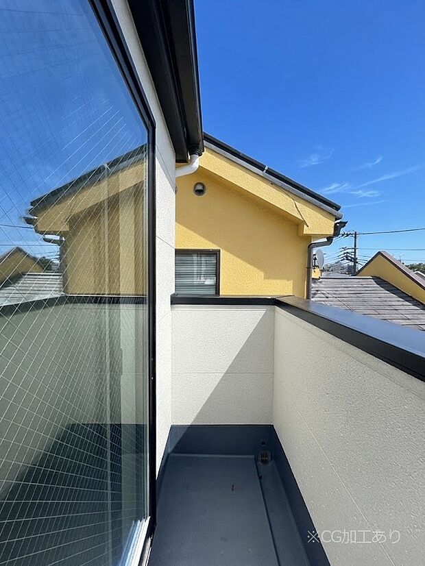 【バルコニー】暖かな陽光が降り注ぐバルコニーはお洗濯におすすめ。爽やかな風も心地よいです。 