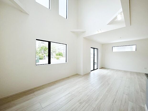 【ダイニング】ご家族が自然と集まり、賑やかな笑い声で包まれる憩いの空間になりそうですね!