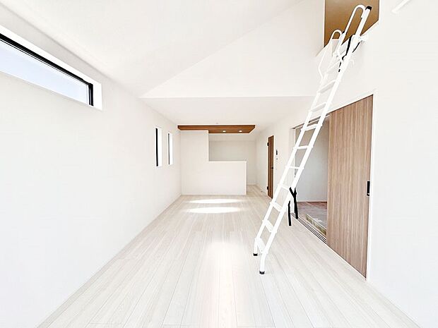 【ダイニング】家族の笑顔が自然と生まれてくる、そんな雰囲気のダイニングに仕上がっています。