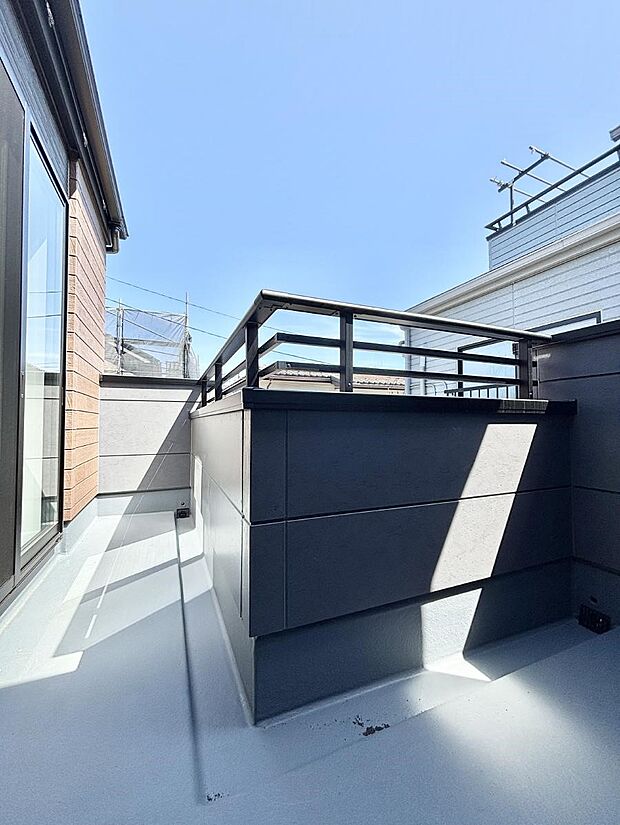 【バルコニー】2部屋から出入りできるバルコニーで毎日のお洗濯やお布団干しも楽々!