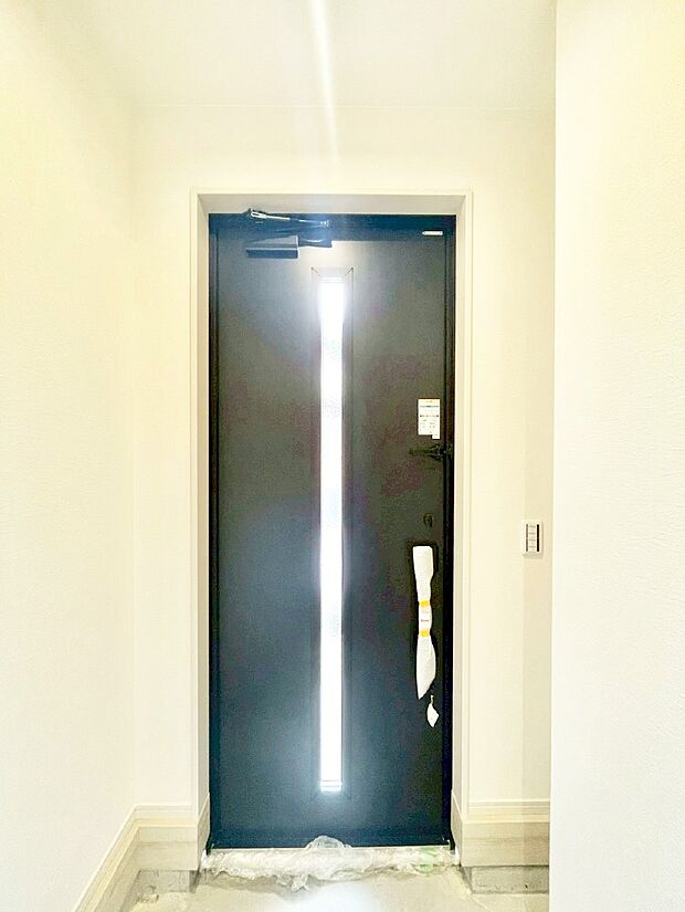 【玄関】明るい陽光が入り込む玄関。ご家族の靴もスッキリ収納できる玄関収納付き!