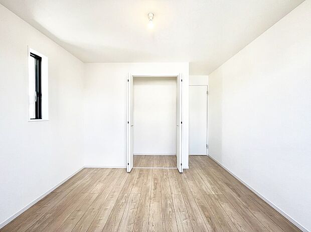 【子供部屋】やさしい光がさしこむ居室はしっかり収納付き