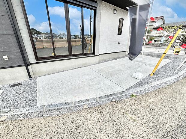 【駐車場】駐車2台可能!急なお客様の駐車に。また、ご家族の自転車スペースとしても大活躍。