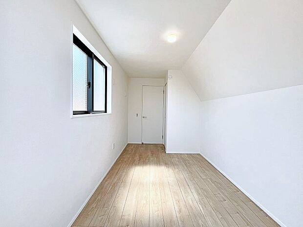 【子供部屋】使いやすい形でベットや家具の置き方にも困ることもありません。