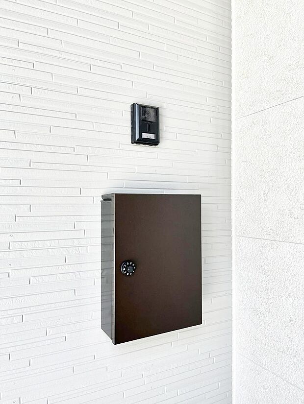 【その他現地】シンプルデザインのポスト。