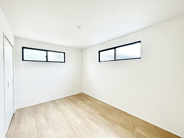 【子供部屋】窓からのやさしい光が心地よいプライベートルーム