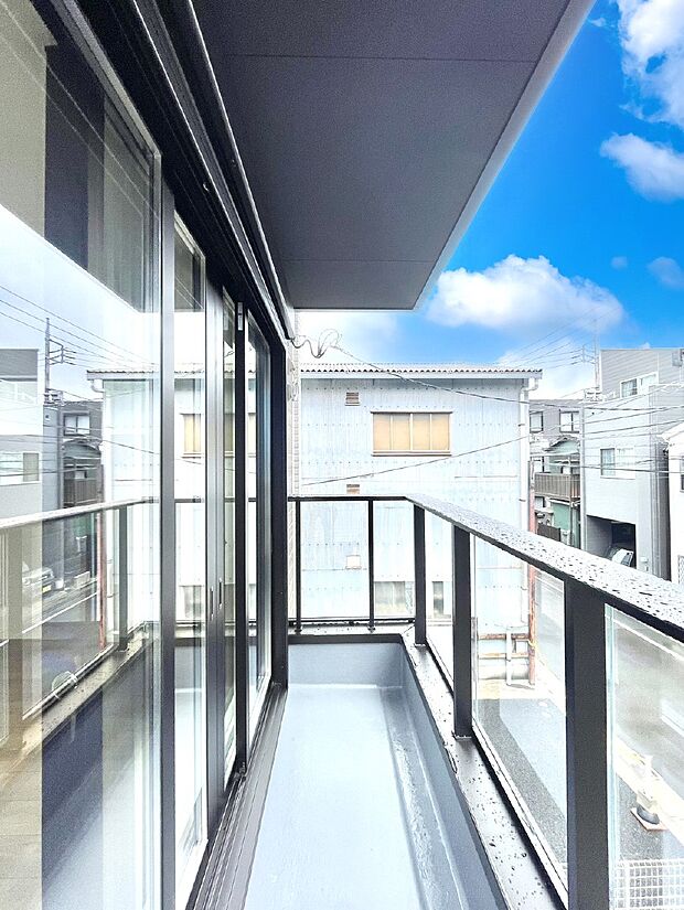 【バルコニー】ゆったりバルコニーだから沢山お洗濯ものを干せます。