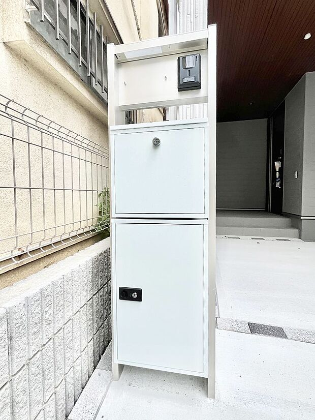【その他現地】表札・インターホン・ポスト・宅配BOXをひとつに集約。エントランスになじむシンプルデザイン。