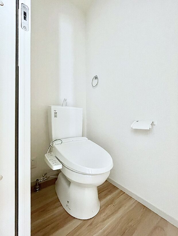 【トイレ】トイレは1階と2階それぞれに配置されていてとても便利です。