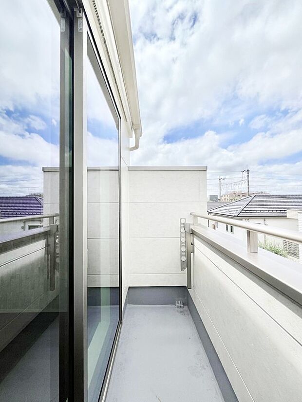【バルコニー】ゆったりバルコニーだから沢山お洗濯ものを干せます。