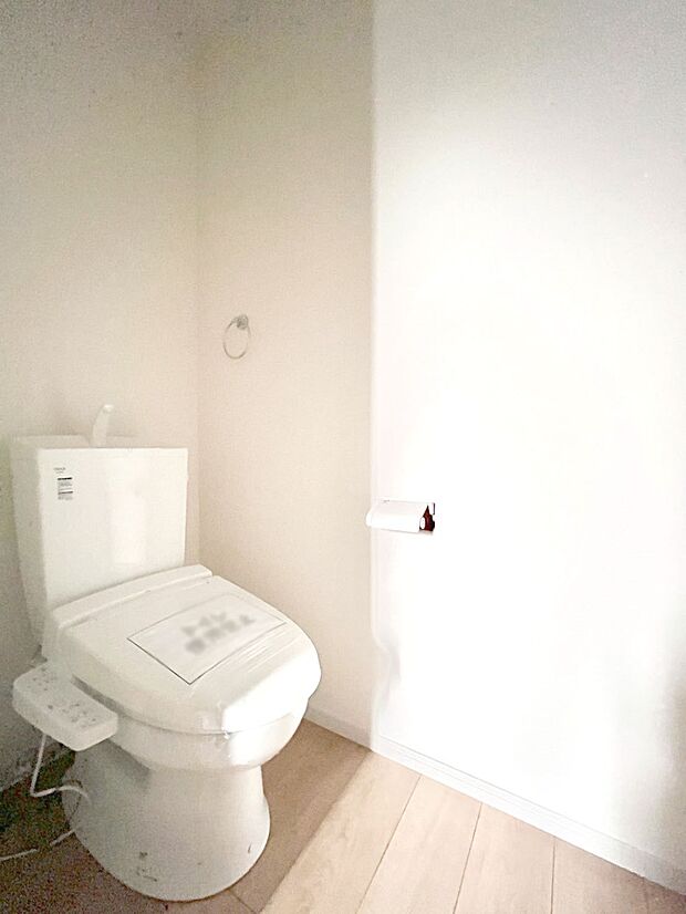 【トイレ】トイレは1階と2階それぞれに配置されていてとても便利です。 