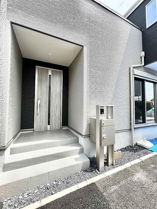 【玄関】大切な家族、来客を出迎える玄関。玄関前は屋根付きで雨が降っていても濡れにくいです。