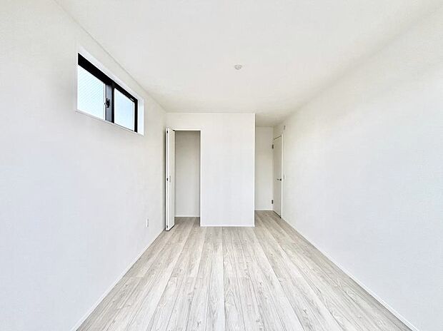 【収納】洋室のクローゼット。奥行きがあるので厚手の衣類もすっきり収まります。