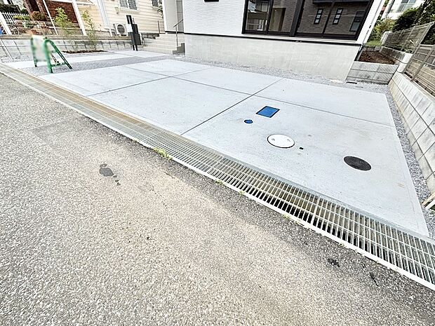 【駐車場】駐車3台可能!急なお客様の駐車に。また、ご家族の自転車スペースとしても大活躍。