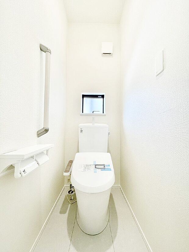 【トイレ】明るく清潔感のあるトイレです。