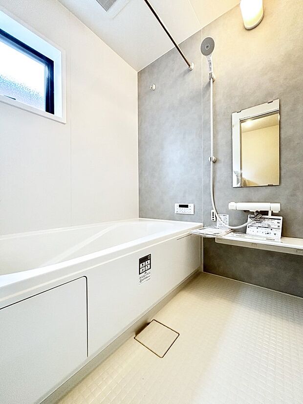【浴室】毎日の疲れを解きほぐすバスタイム。のんびり湯船に浸かってリフレッシュ。