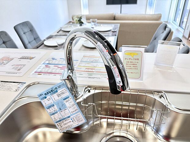 【タッチレス水栓】センサーに手をかざすだけで吐水/止水ができるタッチレス水栓。