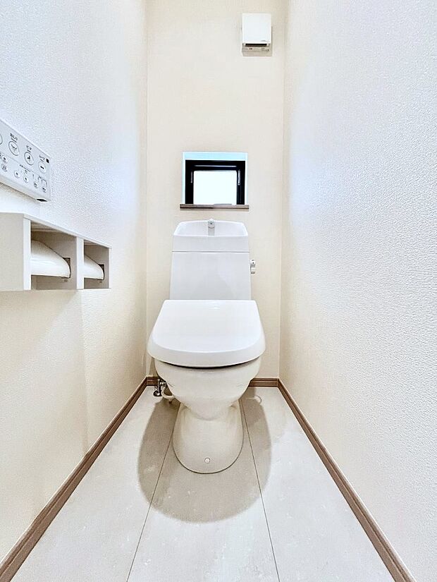 【トイレ】トイレは1階と2階それぞれに配置されていてとても便利です。