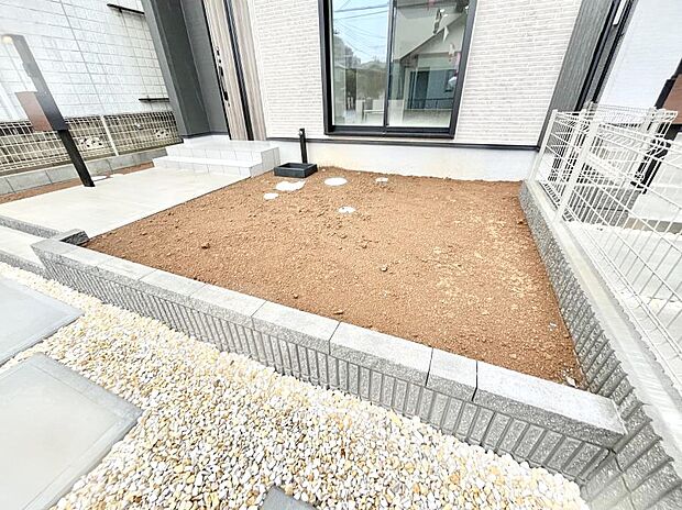【庭】プランターを並べて季節のお花を楽しめるお庭付き。