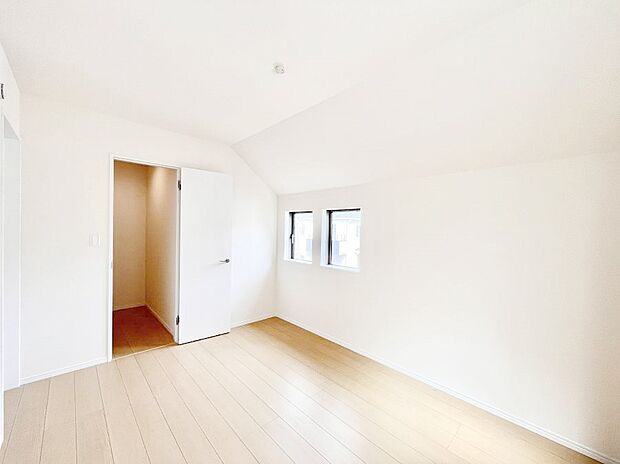 【子供部屋】ウォークインクローゼットがあるお部屋。季節ごとの入れ替えも不要で便利です。
