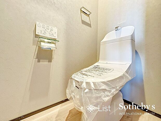 ■レストルーム■(A号棟)いつでも快適・清潔に保てるシャワートイレ。トイレは窓付きなので換気もしやすく、明るい空間です♪