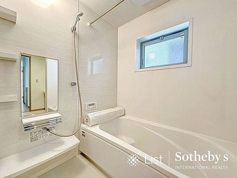 ■バスルーム■優しいカラーでまとめられた浴室は日々の疲れを優しく取ってくれる場所。大きなバスタブがくつろぎの空間を演出。浴室乾燥機能も付いておりますので、雨の日のお洗濯も安心です。