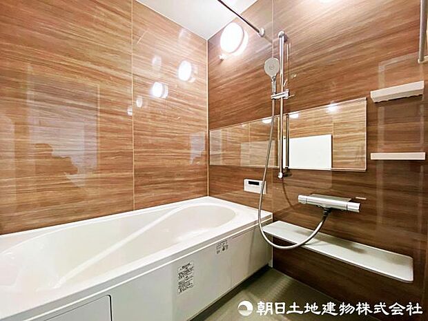 【浴室】モダンな浴室が、くつろぎと清潔感を同時に提供します。