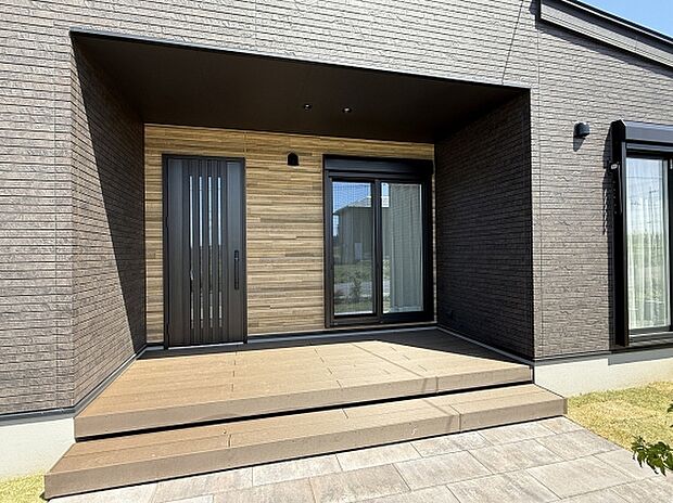 【玄関・ウッドデッキ】玄関とウッドデッキは、屋根付きで雨でも平気な機能性に加え、家全体のデザインと暮らし方に豊かさをもたらします。