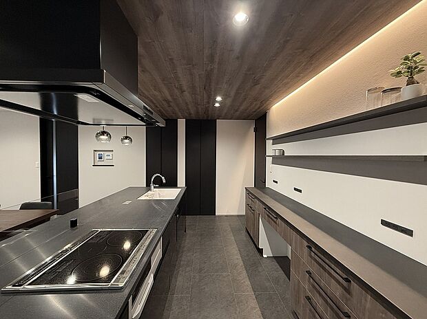 【キッチン】キッチン部分は床をコンクリート調にしており足元もオシャレです!