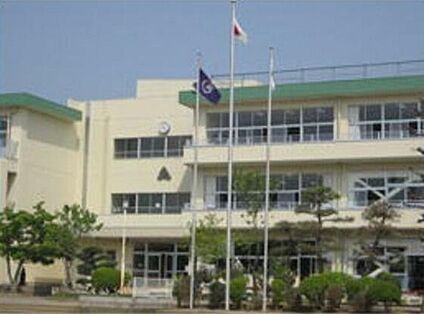 牛久市立牛久小学校 約750m(徒歩約10分)