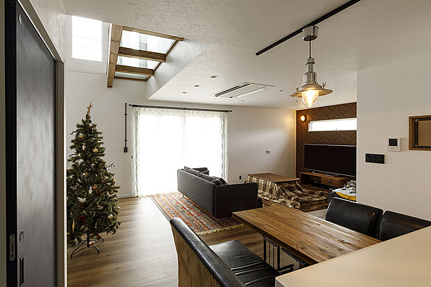 【当社施工例【LD】】スイッチや照明まで抜かりない拘りリビング♪吹抜けとスケルトンな2階廊下で抜け感◎