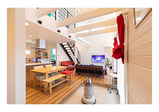 【当社施工例【土間のあるお家】】珍しいLDK直結の土間♪吹抜けも相まってどこか非日常的でわくわくするお家♪