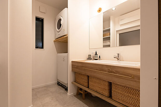 【当社施工例【洗面スペース】】ナチュラルでシンプルな洗面スペース♪タオルなどがかけられる真鍮のバーがおしゃれの鍵を握っています!お客様の描く素敵空間を一緒に形にしませんか♪