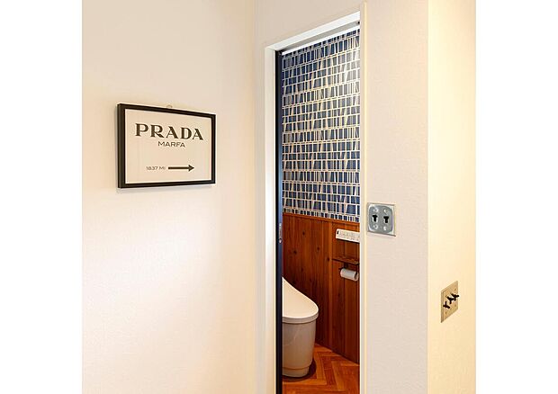 【■トイレ】勇気のいるアクセントクロスもトイレだと取り入れやすく、気分も上がるのでとてもおすすめ♪