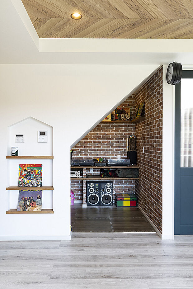 【■階段下スペース】階段下は収納スペースとしてだけでなく、趣味のお部屋や書斎にし、とっておきの空間にすることもおすすめ!