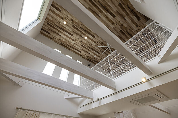 【■吹抜け】リビングに吹抜けで明るいお家に♪