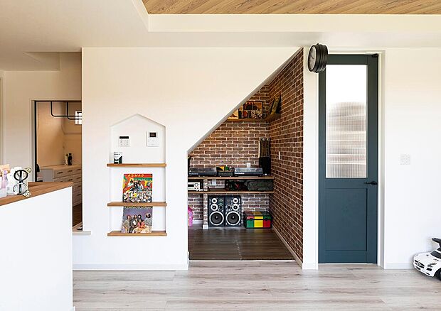 【■階段下】階段下部スペースを趣味のお部屋にし、スペースを有効活用♪書斎にしたり、お子様の遊び場にしたりと、その時の生活に合わせて活用法を自由に変えることができるのも魅力的♪