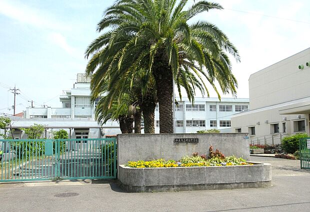 郷荘中学校(約260m)