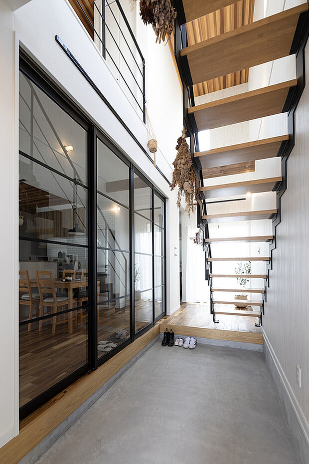 【当社施工例【土間】】玄関の扉を開けると、まるでカフェのような土間がお出迎え♪どこか非日常的で自慢したくなるお家に♪