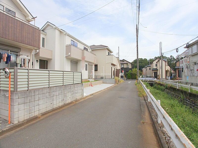 住環境良好な人気の低層住居専用地域に立地しております。守られた環境は、お子様との暮らしにもおすすめです。空が広く大きく感じる安らぎ溢れる住環境です。