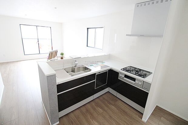 収納力豊富、爽やかなシステムキッチンを用意しております。さっと拭き取るだけで汚れが簡単にとれますので、キッチンスペースをいつでもすっきりとお使い頂けます。