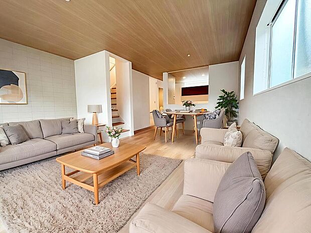 広々２０帖のLDK！対面式キッチンは、いつでもご家族を感じられる空間作りの重要ポイントになりそうです。※家具をCGで加工しています。家具付き販売ではございません。