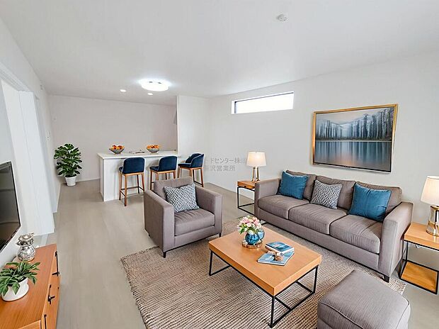 明るく開放感のあるリビング。対面式キッチンは、いつでもご家族を感じられる空間作りの重要ポイントになりそうです。※家具をCGで加工しています。家具付き販売ではございません。