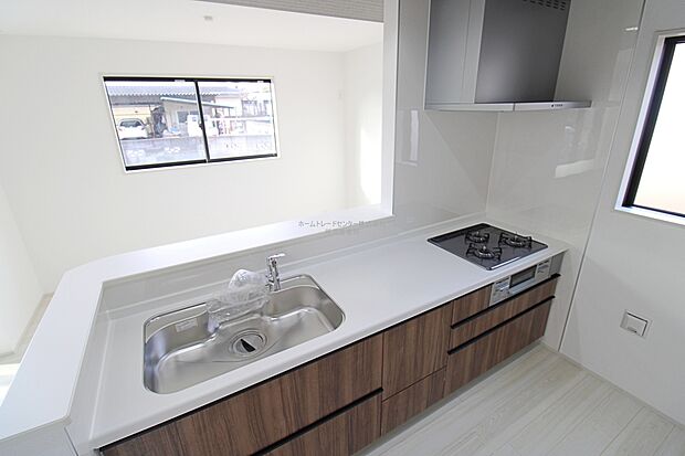 大容量の収納スペースは取り出しやすく、しまいやすいスライドタイプ、大きな鍋などの調理器具や、調味料も出し入れしやすいですね。