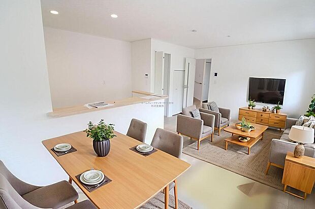 明るく開放感のあるリビング。対面式キッチンは、いつでもご家族を感じられる空間作りの重要ポイントになりそうです。※家具をCGで加工しています。家具付き販売ではございません。