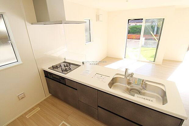 収納力豊富、爽やかなシステムキッチンを用意しております。さっと拭き取るだけで汚れが簡単にとれますので、キッチンスペースをいつでもすっきりとお使い頂けます。